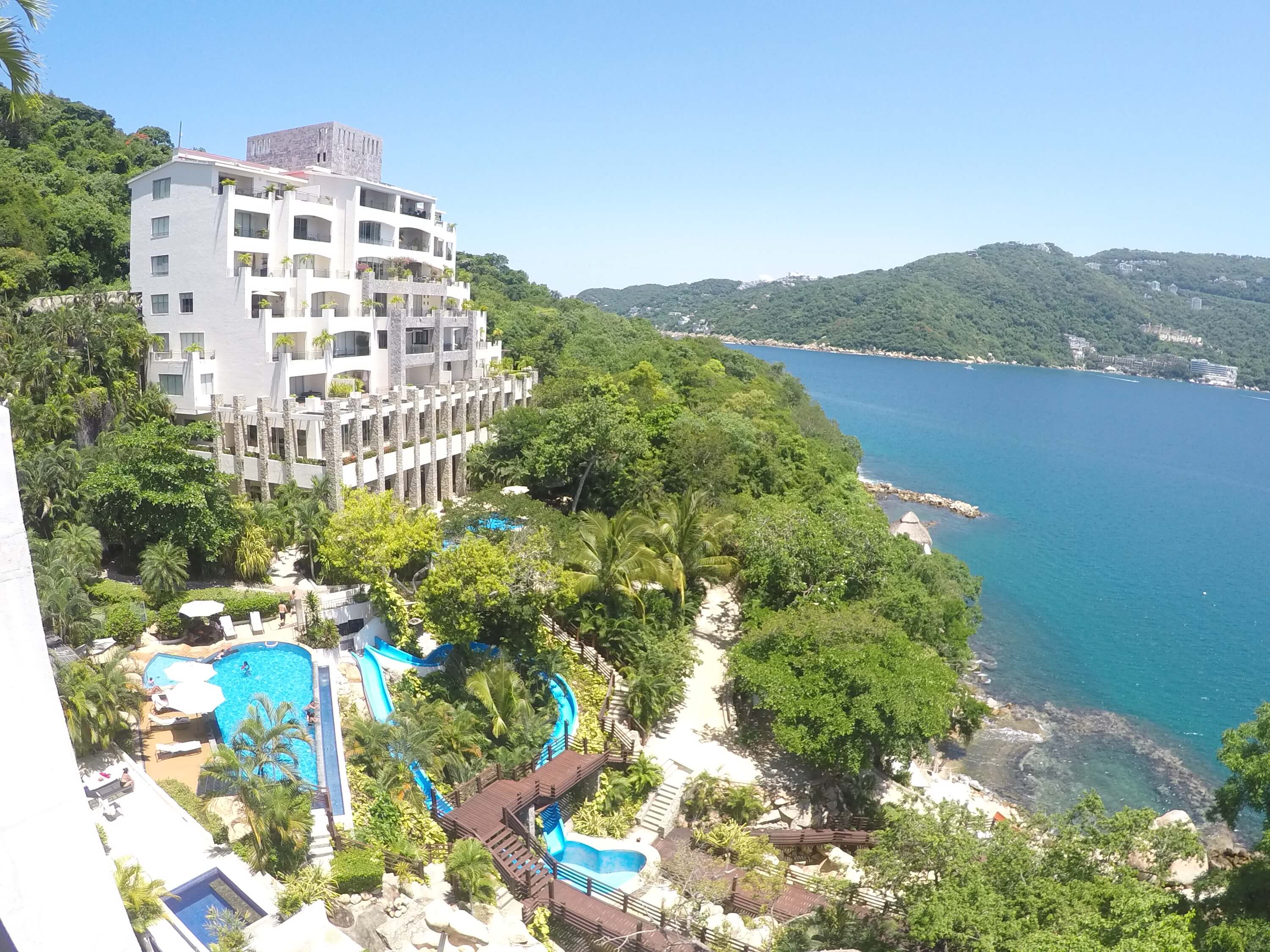 Vista Real | Exclusivo departamento en venta de seis recamaras en dos niveles, frente al mar