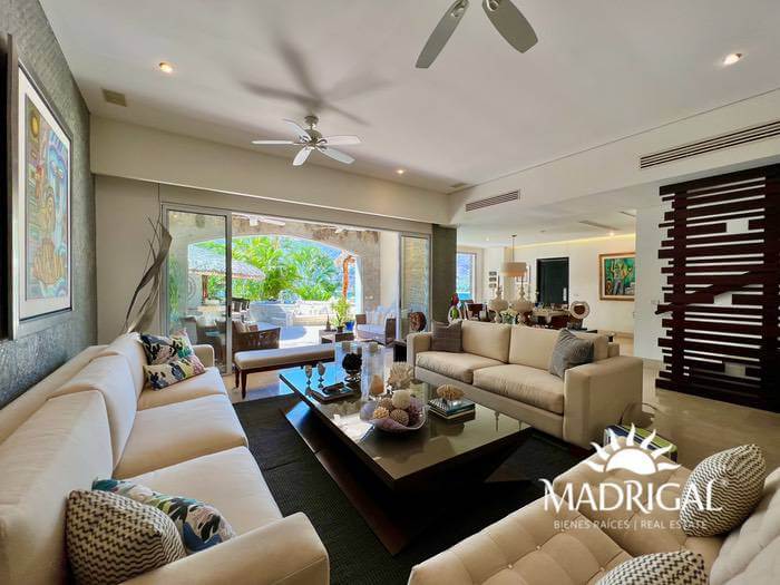 Vista Real | Exclusivo departamento en venta de seis recamaras en dos niveles, frente al mar