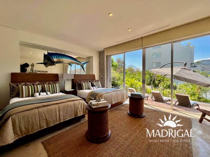 Vista Real | Exclusivo departamento en venta de seis recamaras en dos niveles, frente al mar