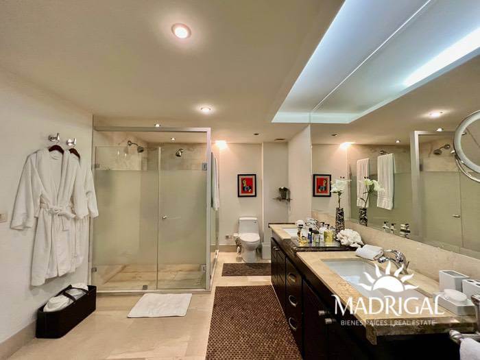 Vista Real | Exclusivo departamento en venta de seis recamaras en dos niveles, frente al mar