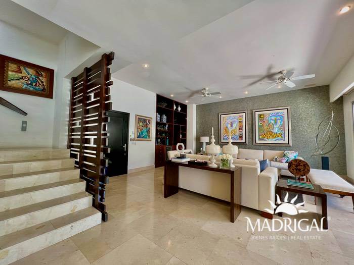 Vista Real | Exclusivo departamento en venta de seis recamaras en dos niveles, frente al mar