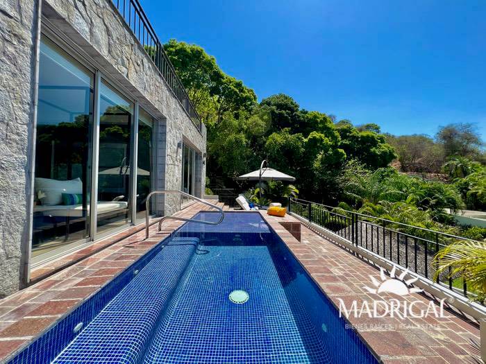 Vista Real | Exclusivo departamento en venta de seis recamaras en dos niveles, frente al mar