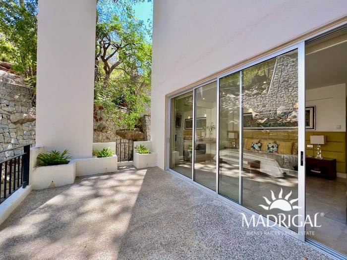 Vista Real | Exclusivo departamento en venta de seis recamaras en dos niveles, frente al mar