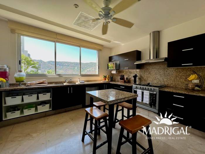 Vista Real | Exclusivo departamento en venta de seis recamaras en dos niveles, frente al mar