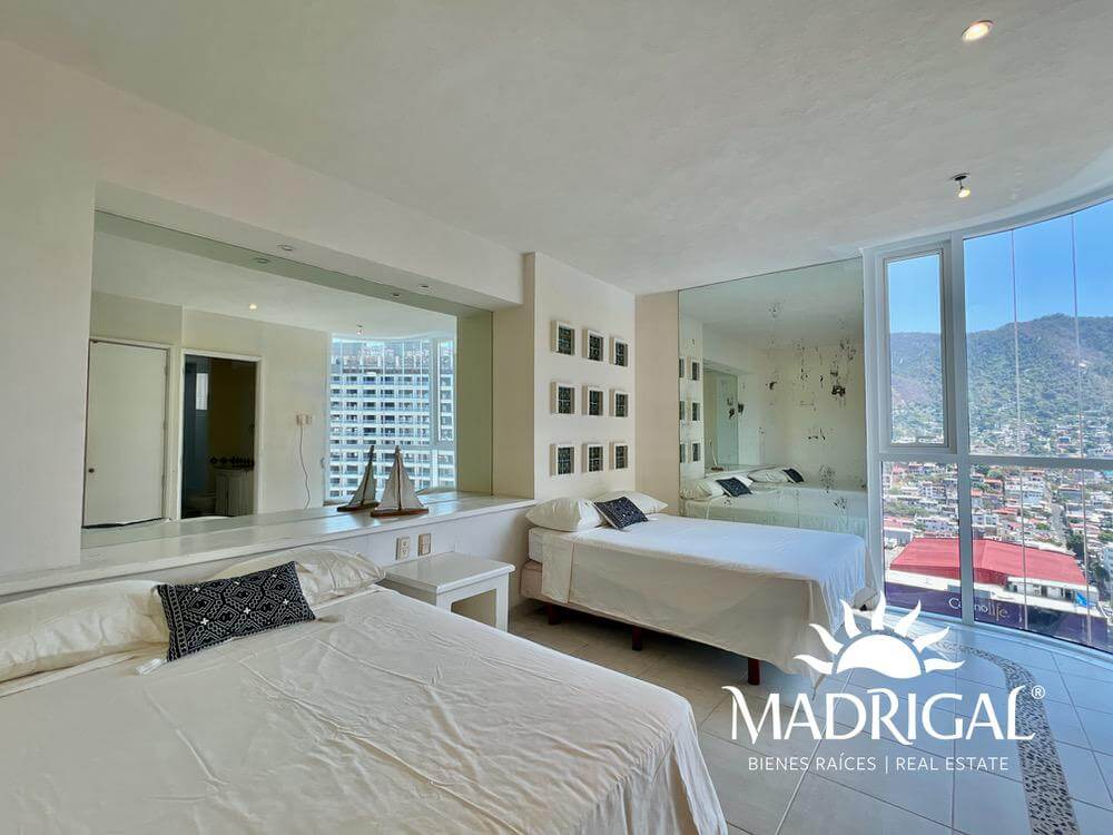 Condominio La Jolla, departamento de cuatro recamaras frente a la playa