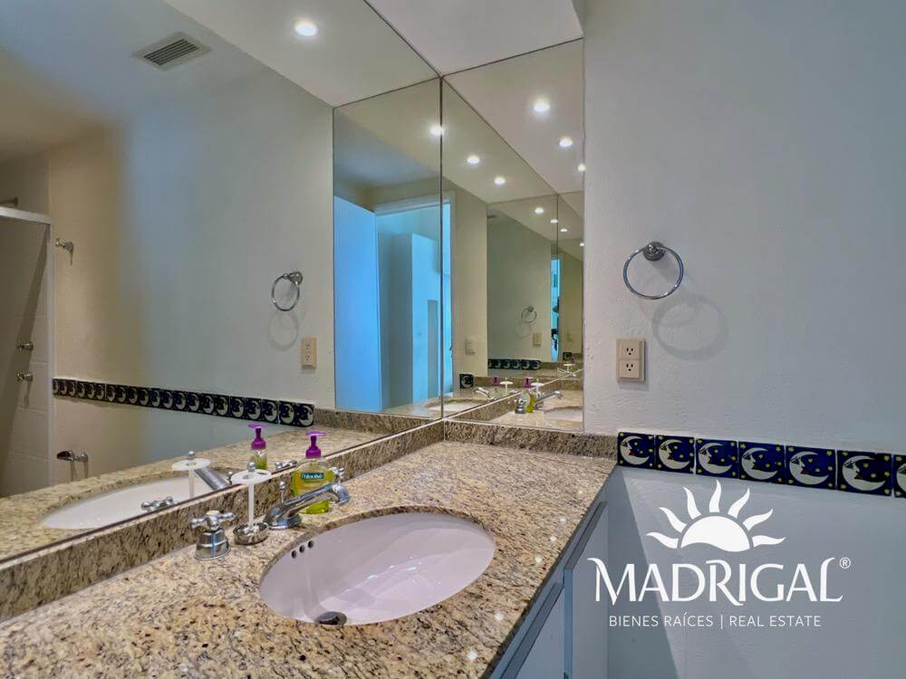 Condominio La Jolla, departamento de cuatro recamaras frente a la playa