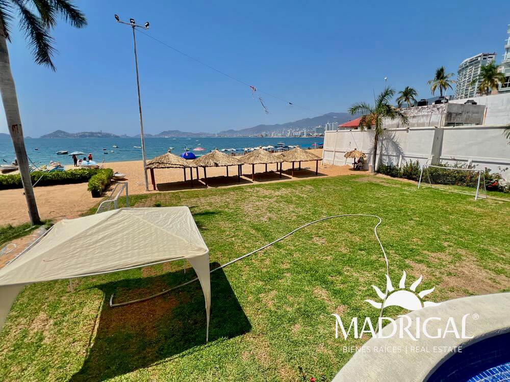 Condominio La Jolla, departamento de cuatro recamaras frente a la playa