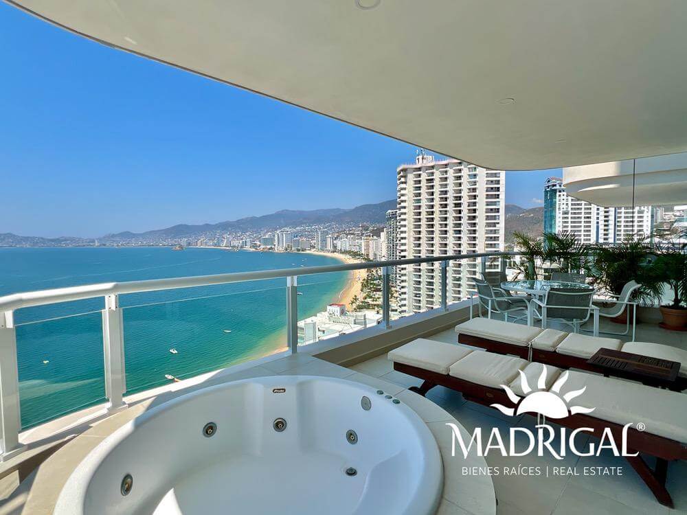 Condominio La Jolla, departamento de cuatro recamaras frente a la playa