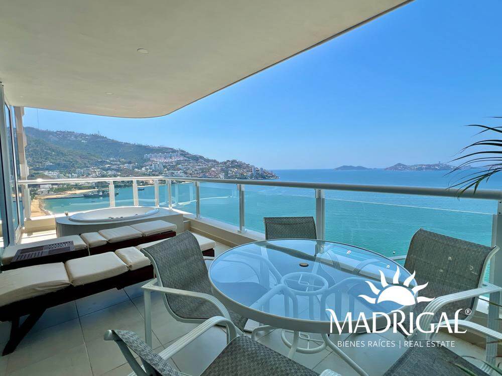 Condominio La Jolla, departamento de cuatro recamaras frente a la playa