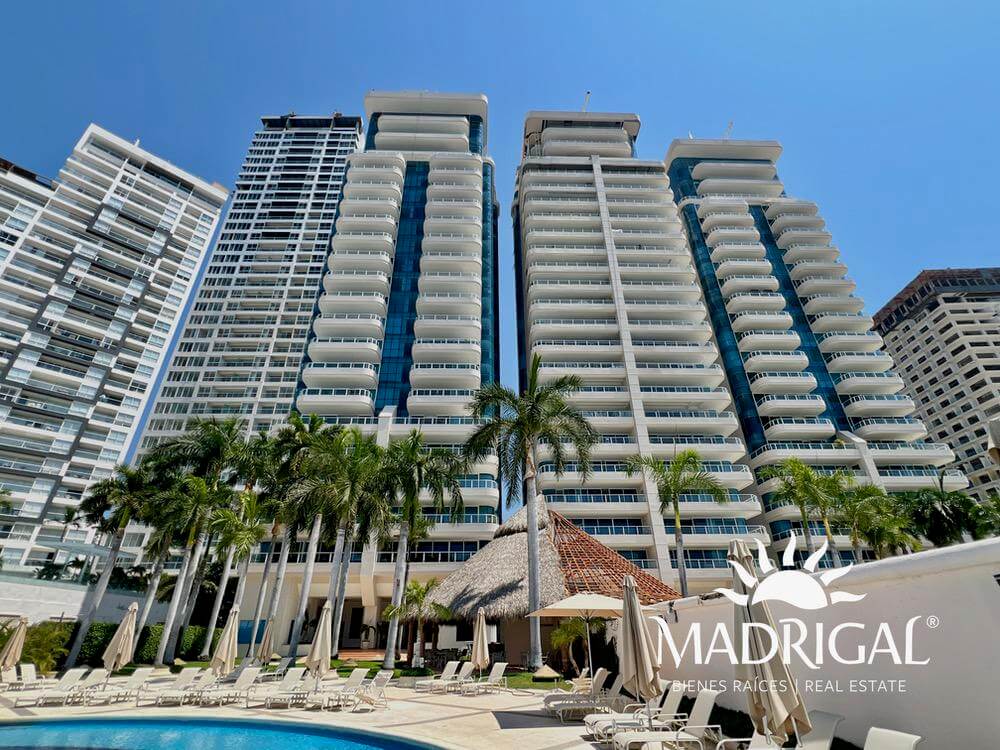 Condominio La Jolla, departamento de cuatro recamaras frente a la playa