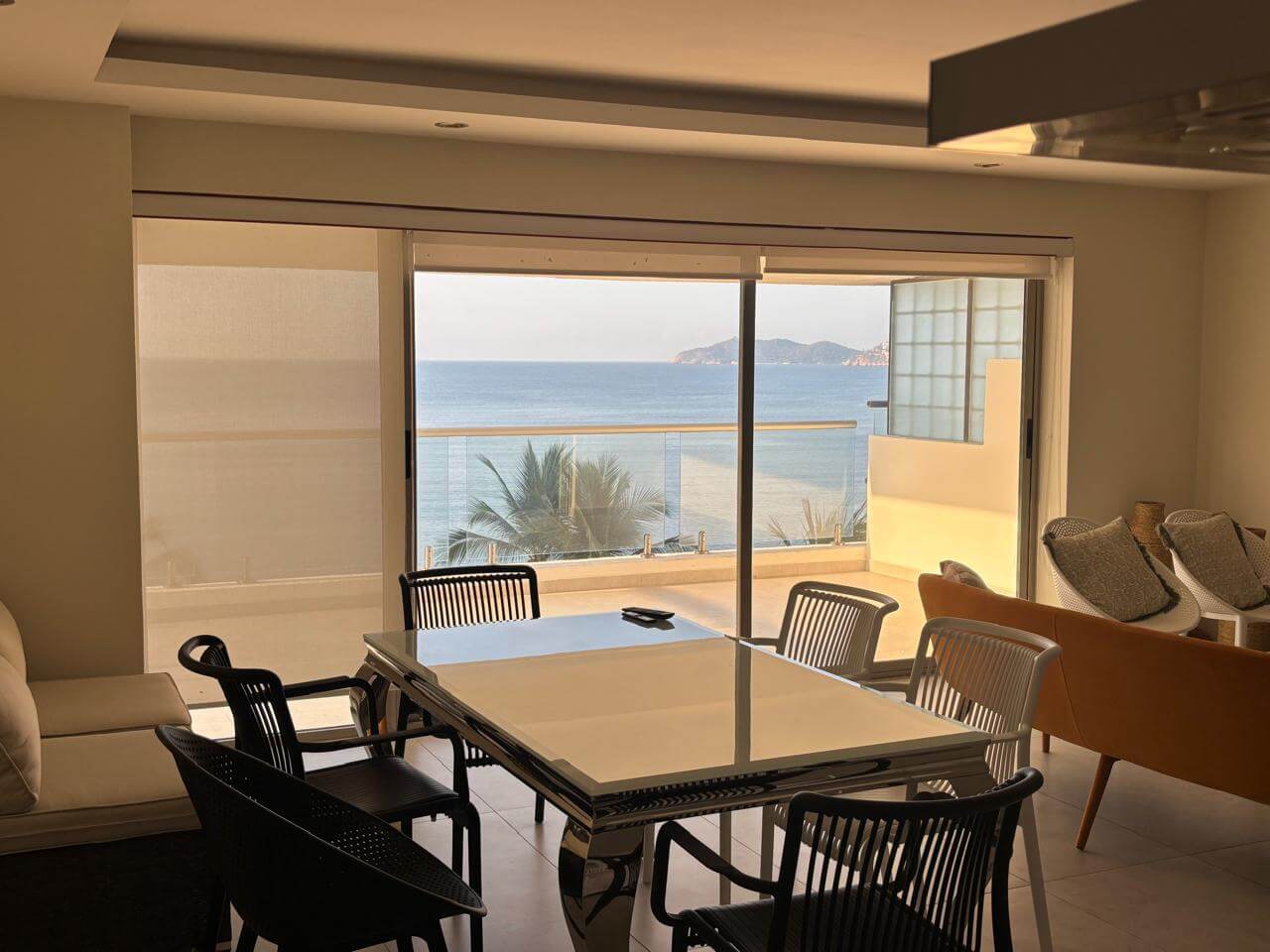 & Antibes | Departamento remodelado en venta en la bahía de Acapulco de tres recamaras