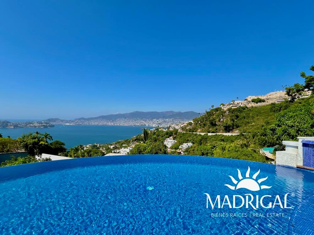 Casa en venta en las Brisas Sección la Concha en Acapulco, con vista a la bahía
