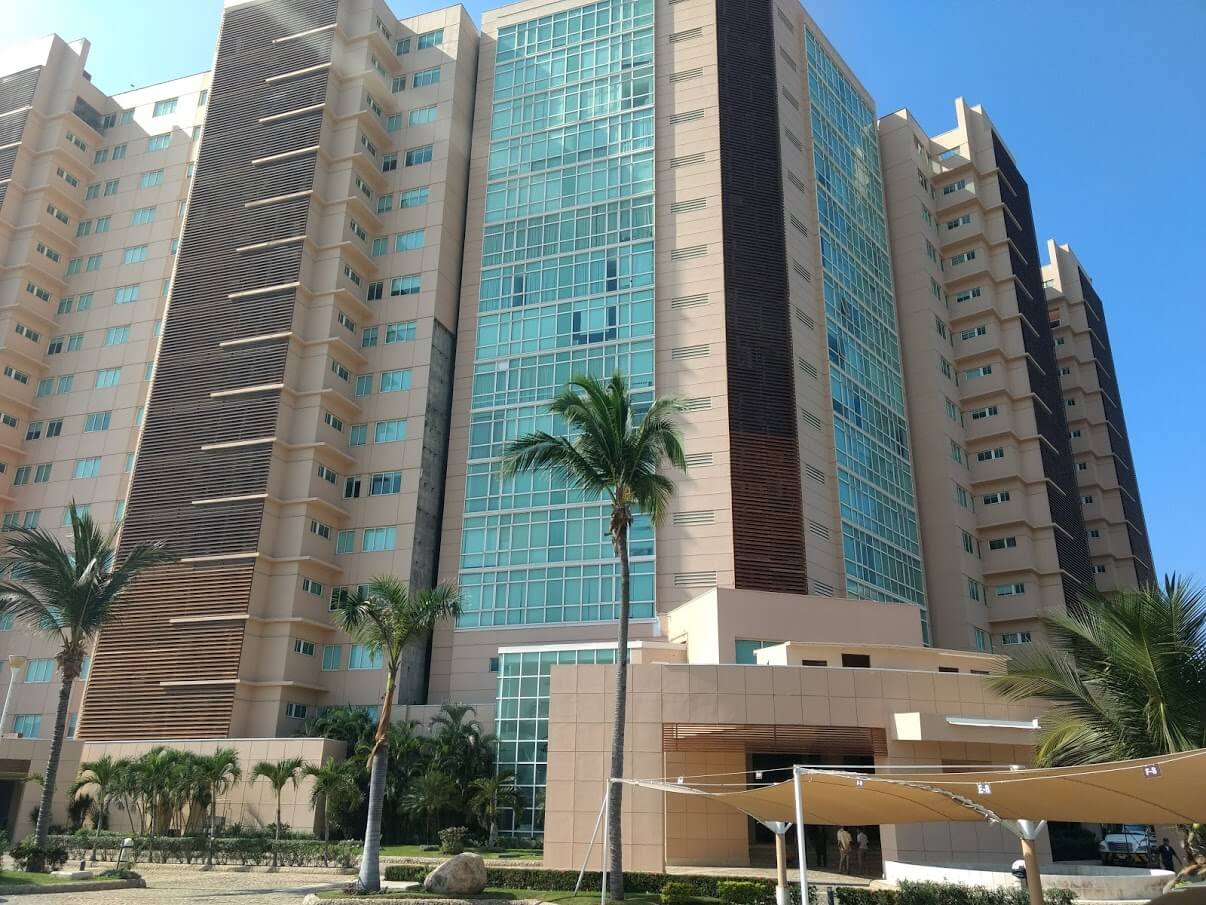 Las Olas | Departamento para su reconstrucción en venta de tres recamaras frente a playa