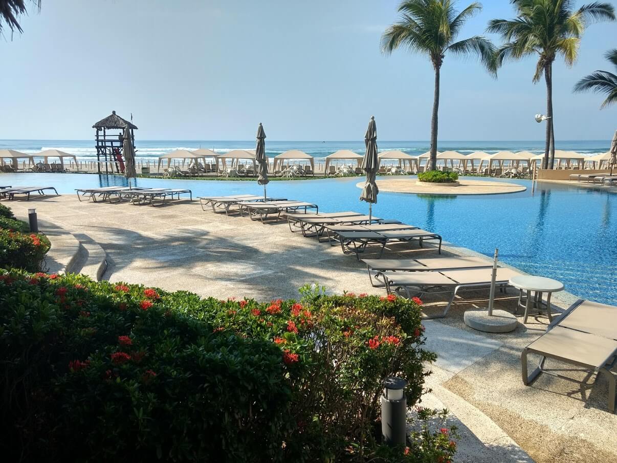 Las Olas | Departamento para su reconstrucción en venta de tres recamaras frente a playa