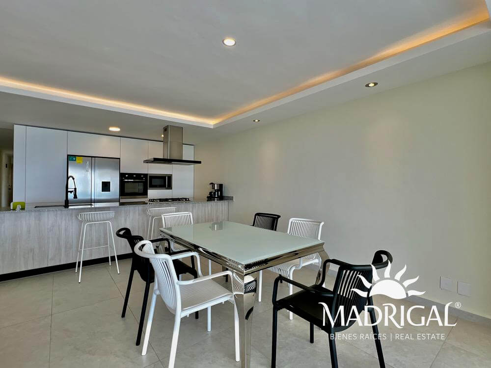 & Antibes | Departamento remodelado en venta en la bahía de Acapulco de tres recamaras