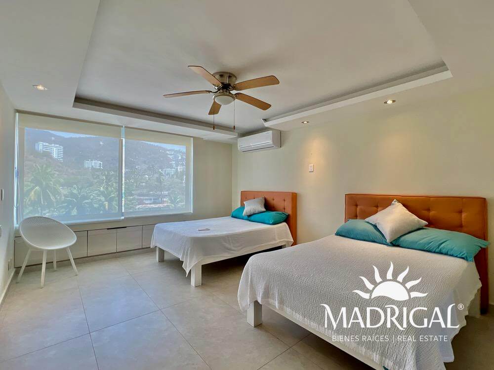 & Antibes | Departamento remodelado en venta en la bahía de Acapulco de tres recamaras