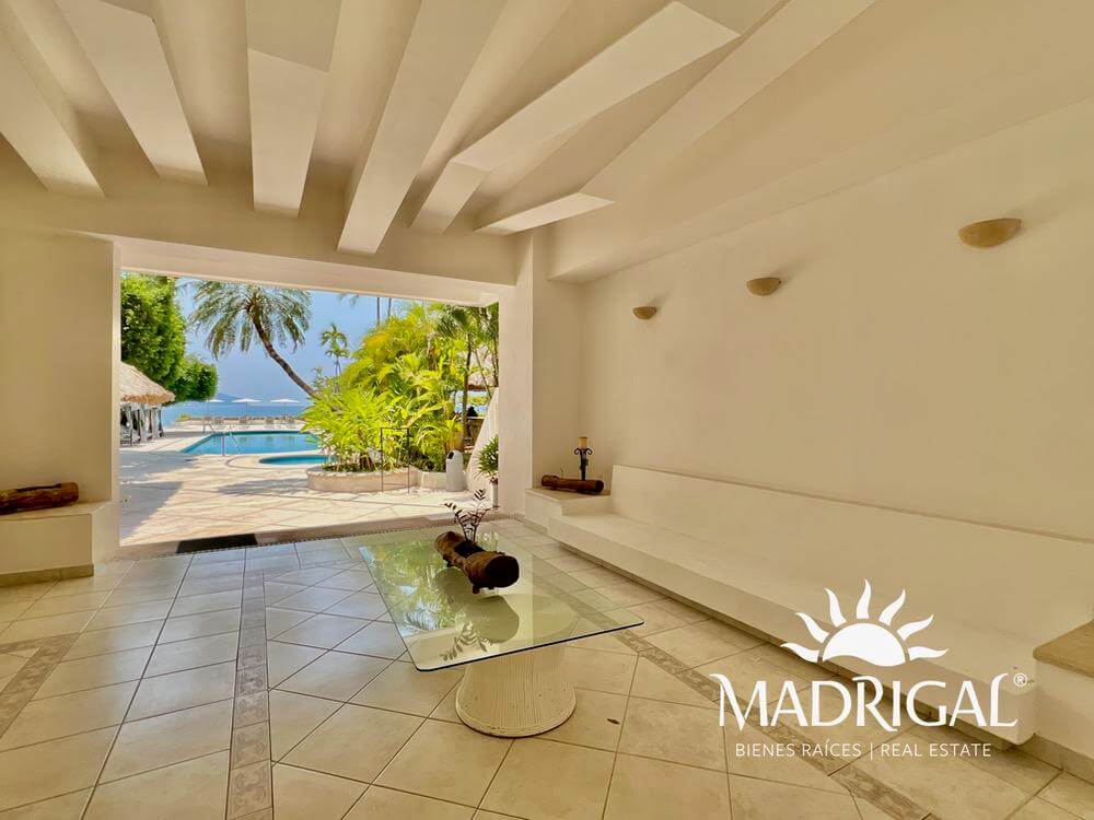 & Antibes | Departamento remodelado en venta en la bahía de Acapulco de tres recamaras