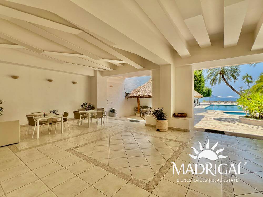 & Antibes | Departamento remodelado en venta en la bahía de Acapulco de tres recamaras