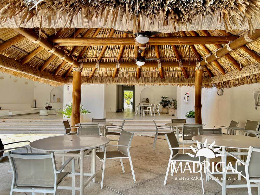 & Antibes | Departamento remodelado en venta en la bahía de Acapulco de tres recamaras