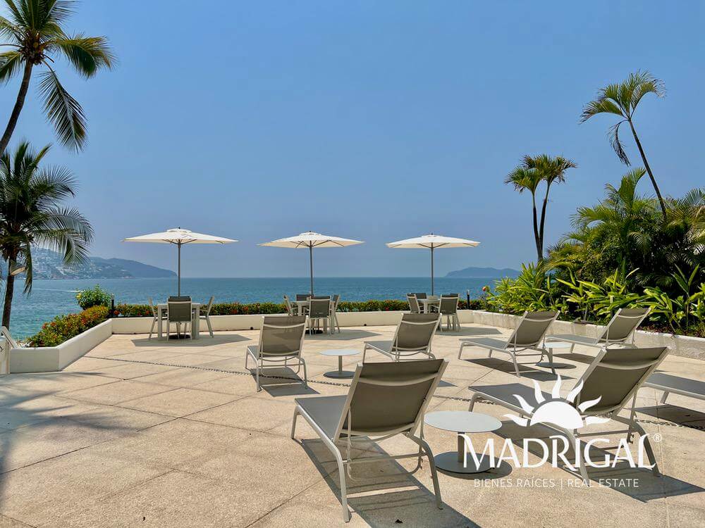 & Antibes | Departamento remodelado en venta en la bahía de Acapulco de tres recamaras