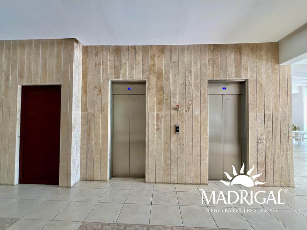 & Antibes | Departamento remodelado en venta en la bahía de Acapulco de tres recamaras