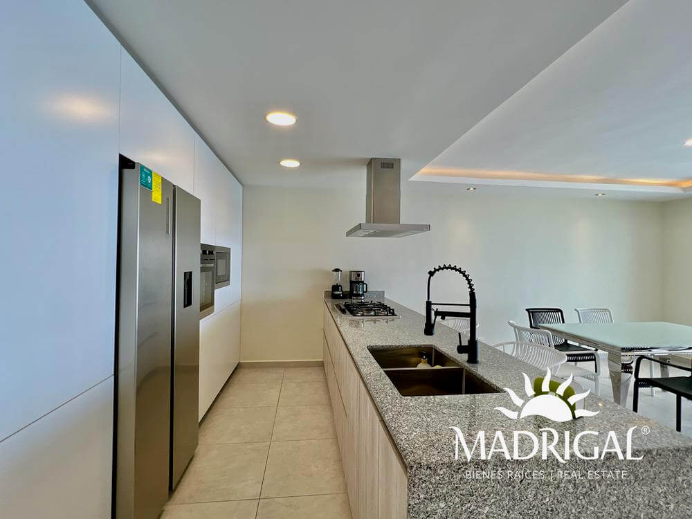 & Antibes | Departamento remodelado en venta en la bahía de Acapulco de tres recamaras