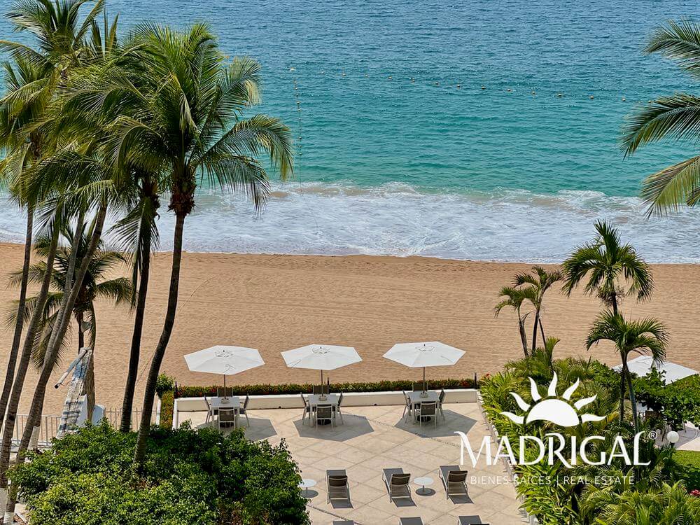 & Antibes | Departamento remodelado en venta en la bahía de Acapulco de tres recamaras