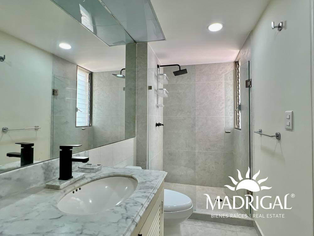 & Antibes | Departamento remodelado en venta en la bahía de Acapulco de tres recamaras