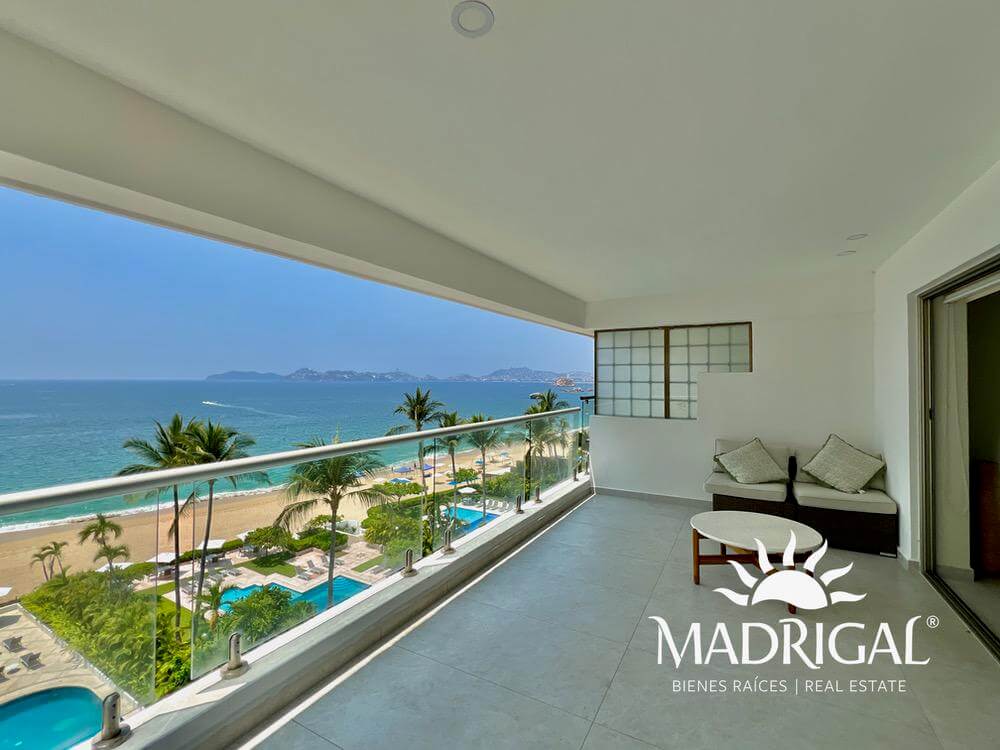 & Antibes | Departamento remodelado en venta en la bahía de Acapulco de tres recamaras