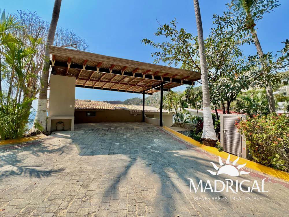 Villa Caracol | Exclusiva villa en venta de cinco recámaras con vista al mar en el Fraccionamiento Brisas Marques