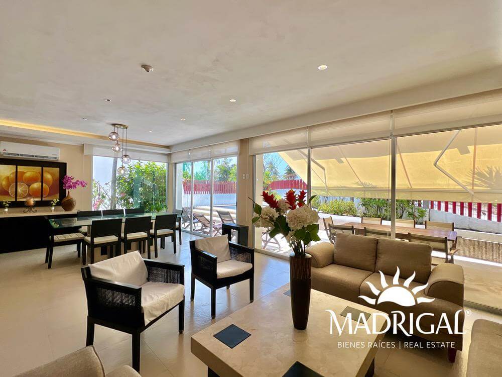 Villa en venta con alberca con vista al Campo de Golf a unos pasos de la playa