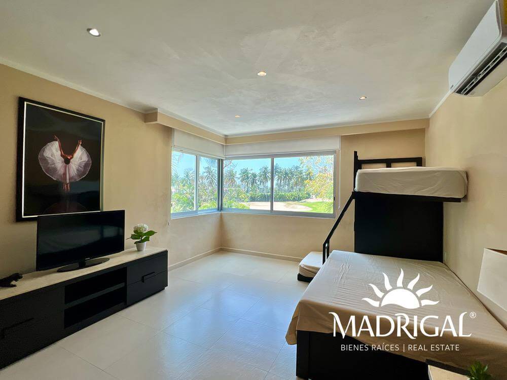 Villa en venta con alberca con vista al Campo de Golf a unos pasos de la playa