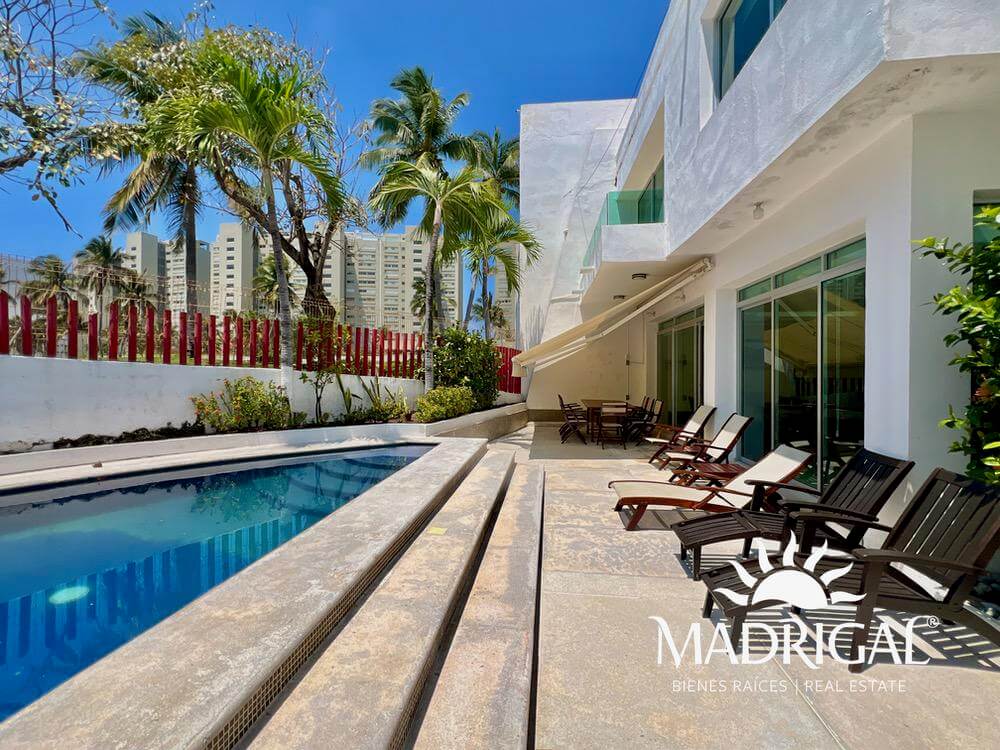Villa en venta con alberca con vista al Campo de Golf a unos pasos de la playa