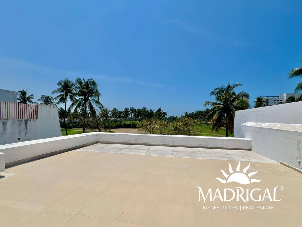 Villa en venta con alberca con vista al Campo de Golf a unos pasos de la playa