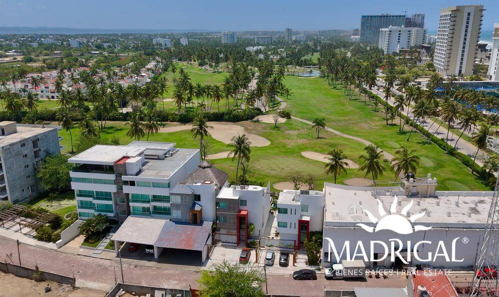 Villa en venta con alberca con vista al Campo de Golf a unos pasos de la playa