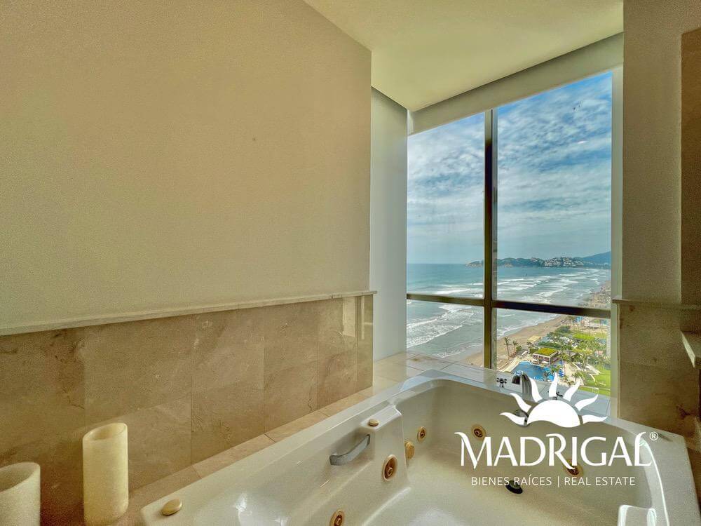 Costa Ventura| Departamento en venta frente a playa de cuatro recámaras  